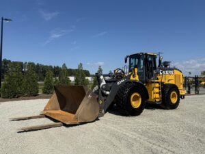 2017 DEERE 824K Loader