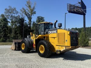 2017 DEERE 824K Loader