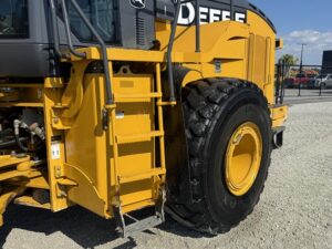 2017 DEERE 824K Loader