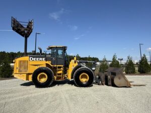 2017 DEERE 824K Loader