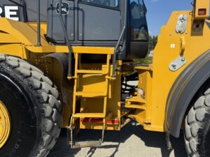 2017 DEERE 824K Loader