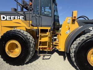 2017 DEERE 824K Loader