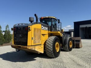 2017 DEERE 824K Loader