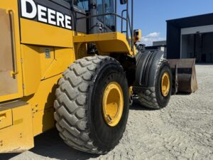 2017 DEERE 824K Loader