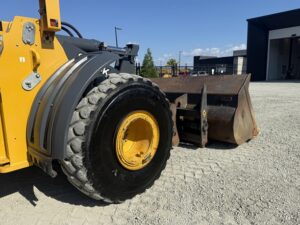 2017 DEERE 824K Loader