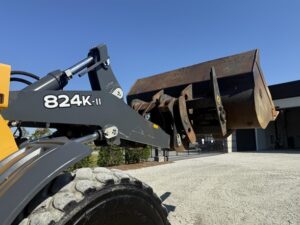 2017 DEERE 824K Loader