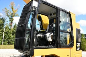 2018 CATERPILLAR 325FL UHD
