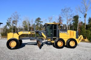 2011 DEERE 672GP