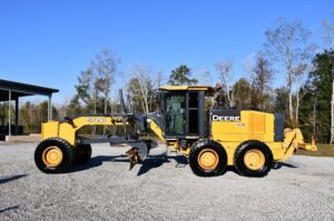 2011 DEERE 672GP