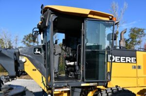 2011 DEERE 672GP