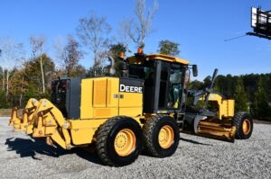 2011 DEERE 672GP