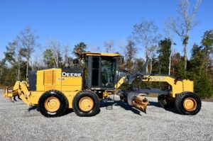 2011 DEERE 672GP