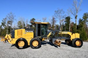 2011 DEERE 672GP
