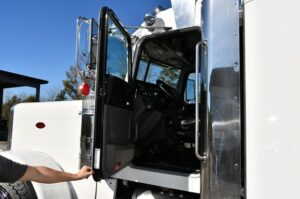 2016 PETERBILT 389 2016 PETERBILT 389