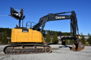 2019 Deere 345G LC