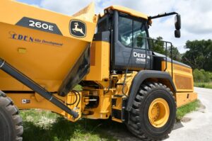 2022 Deere 260E Dump Truck 2033-BT 2022 Deere 260E Dump Truck 2033-BT