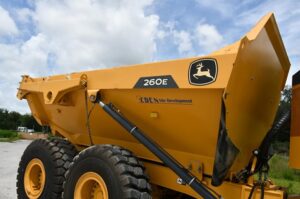 2022 Deere 260E Dump Truck 2033-BT 2022 Deere 260E Dump Truck 2033-BT