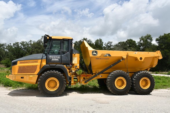 2022 Deere 260E Dump Truck 2033-BT 2022 Deere 260E Dump Truck 2033-BT