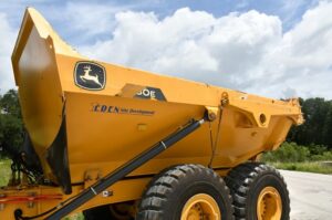 2022 Deere 260E Dump Truck 2033-BT 2022 Deere 260E Dump Truck 2033-BT