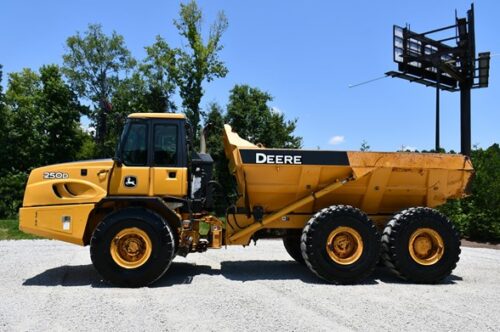 2012 Deere 250D Dump Truck 2066-BB 2012 Deere 250D Dump Truck 2066-BB
